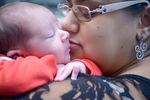 mamae cheirando bebe no colo, ensaio newborn lifestyle, ensaio recem nascido em casa, fotografa newborn no Tatuape'
