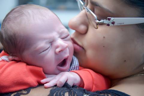 bebe bocenjando no colo da mamae, ensaio newborn lifestyle, ensaio recem nascido em casa, fotografa newborn no Tatuape'