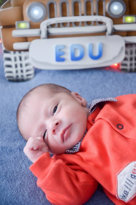 recem nascido de olho aberto, ensaio newborn lifestyle, ensaio recem nascido em casa, fotografa newborn no Tatuape'