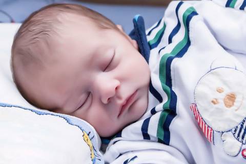 bebe dormindo no berço, ensaio newborn lifestyle, ensaio recem nascido em casa, fotografa newborn no Tatuapé.'