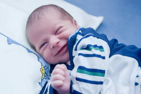 bebe sorrindo no berço, bebe dormindo no berço, ensaio newborn em casa, ensaio recem nascido lifestyle, fotografa newborn no Tatuapé.'