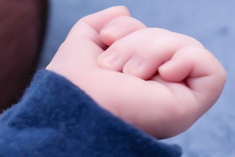 detalhe da maozinha do bebe no ensaio newborn lifestyle, ensaio recem nascido em casa, fotografa newborn no Tatuapé.'