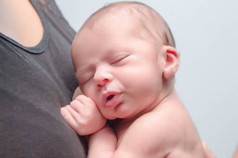 bebe sem roupa no peito da mamae, ensaio newborn lifestyle, ensaio recem nascido em casa, fotografa newborn no Tatuape'