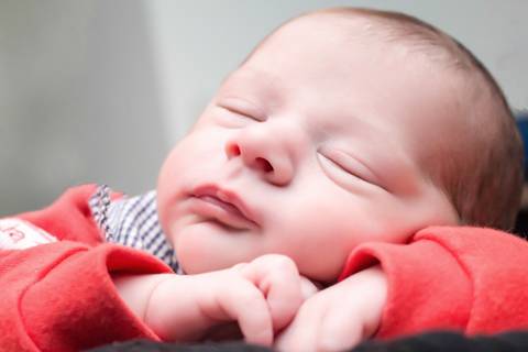 bebe dormindo no colo da mamae, ensaio newborn lifestyle, ensaio recem nascido em casa, fotografa newborn no Tatuape'