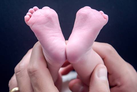 papais segurando pezinho do bebe no ensaio newborn lifestyle, ensaio recem nascido em casa, fotografa newborn no Tatuape'