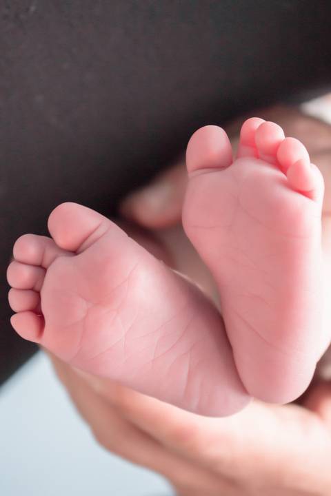 pezinhos de recem nascido, ensaio newborn lifestyle, ensaio recem nascido em casa, fotografa newborn no Tatuape'