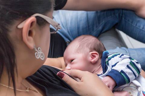 mae amamentando bebe em casa, ensaio newborn lifestyle, ensaio recem nascido em casa, fotografa newborn no Tatuape'