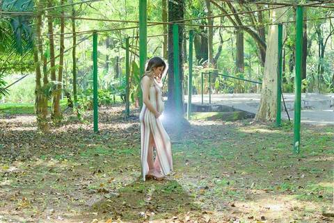 ensaio gestante elegante no parque, mamae jovem no piqueri. Fotos Gestante iluminaçao de cinema. ideia de roupa para ensaio gestante'