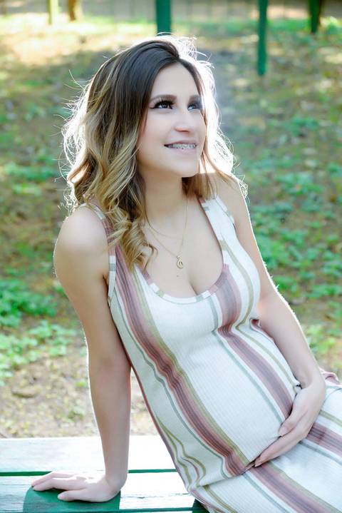 Gestante no parque sorrindo,  fotografa ensaio gestante no tatuape. Fotos Gestante iluminaçao de cinema. ideia de roupa para ensaio gestante'