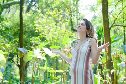 Gestante agradecendo em meio a natureza, ensaio gravida externo, ensaio gestante jovem, fotografa tatuape. Fotos Gestante iluminaçao de cinema.'