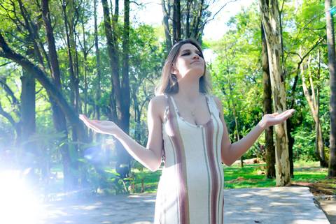 Gestante agradecendo em meio a natureza, ensaio gravida externo, ensaio gestante jovem, fotografa tatuape. Fotos Gestante iluminaçao de cinema.'