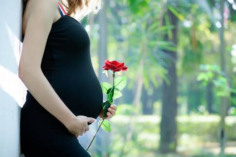 Gestante de roupa preta com flor vermelha, parque piqueri, ensaio gravida externo. fotografa ensaio gestante no tatuape. Ideia de roupa para ensaio gestante'