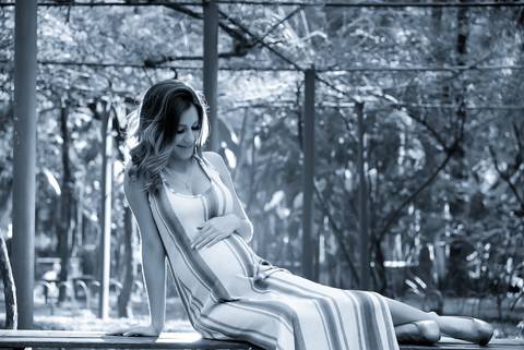 foto preto e branco gestante no parque, ensaio gestante no parque, fotografa tatuape, Fotos Gestante iluminaçao de cinema. ideia de roupa para ensaio gestante'