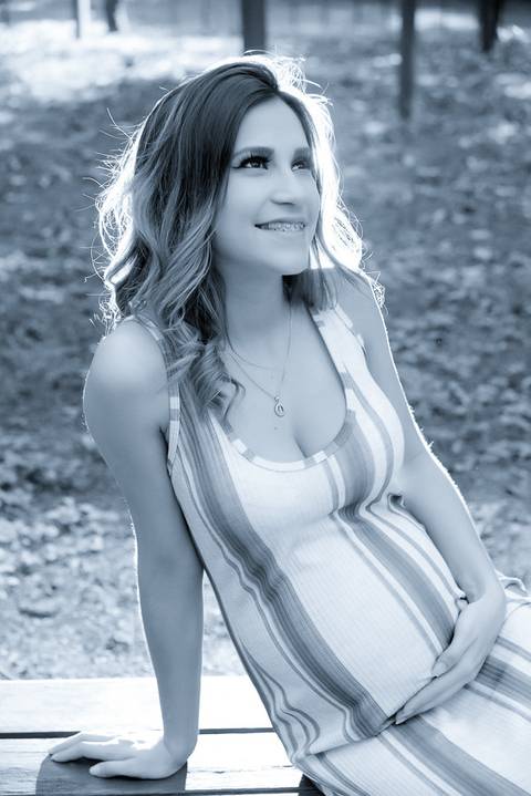 Foto preto e branco gestante no parque sorrindo,  fotografa ensaio gestante no tatuape. Fotos Gestante iluminaçao de cinema. ideia de roupa para ensaio gestante'