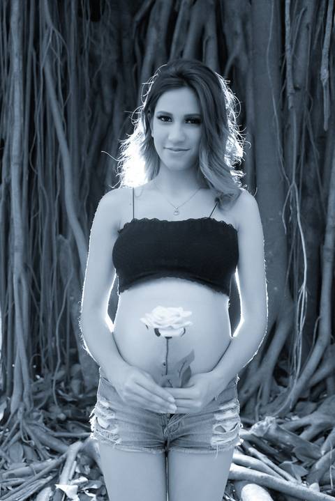 fotos preto e branco gestante segurando flor na barriga, parque piqueri, tatuape. Fotos Gestante iluminaçao de cinema. ideia de roupa para ensaio gestante'