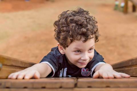 ensaio infantil, lifestyle, 4 anos, acompanhamento bebe, fotografa tatuape, ensaio menino, ensaio na praça, criança escorregando, fotografa infantil'