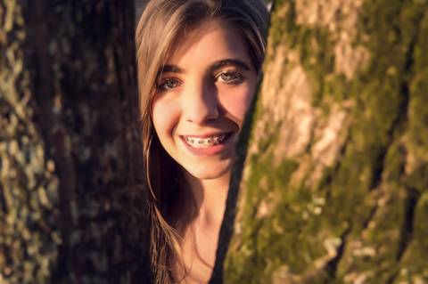 foto criativa de 15 anos, debutante entre troncos de arvores'