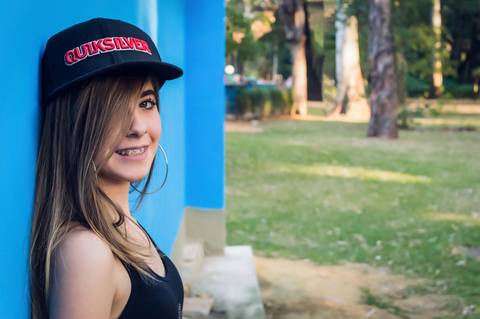 debutante de boné em ensaio pre festa externo no ibirapuera'