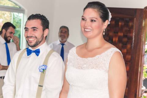 noivos no altar da capela em casamento rustico no sitio'