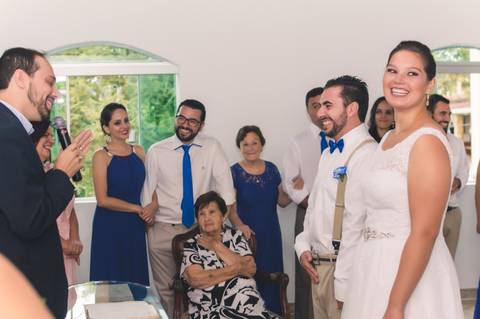 celebração de casamento na capela no sitio, noivos sorrindo com padrinhos'