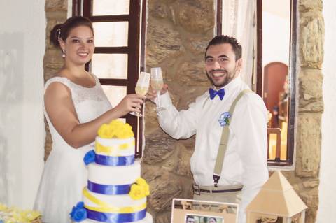 brinde dos noivos na mesa de decoração rustica de casamento'