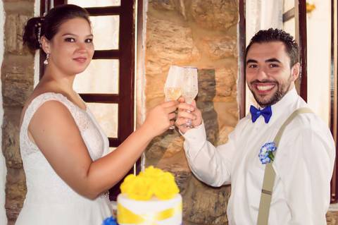 brinde dos noivos na mesa de decoração rustica de casamento. Casamento no sitio'