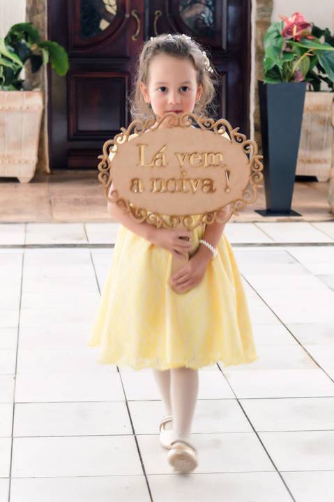 noivinha com placa de la vem a noiva, casamento em sitio'