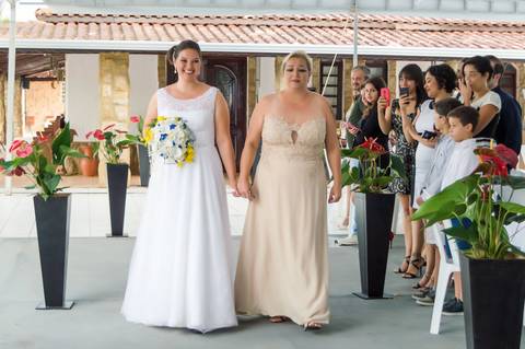 noiva entrando com a mae, casamento no sitio em extrema'