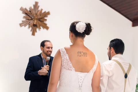 celebrante e noivos em casamento capela'