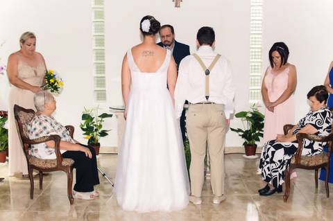 noivos de costas no altar da capela no sitio em extrema minas gerais'