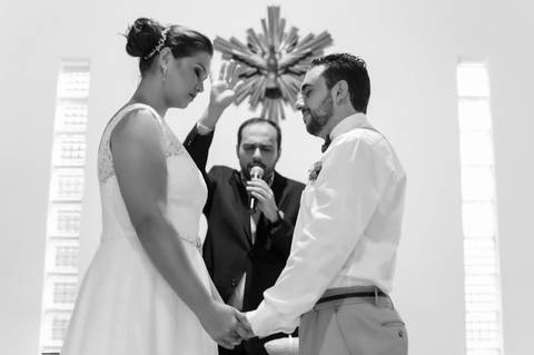 celebrante abençoando noivos na celebraçao do casamento em capela'