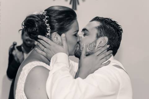 beijo dos noivos depois do sim em casamento rustico'