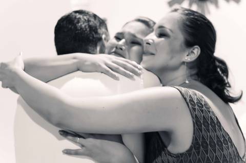 abraço da noiva em padrinhos, casamento rustico no sitio'