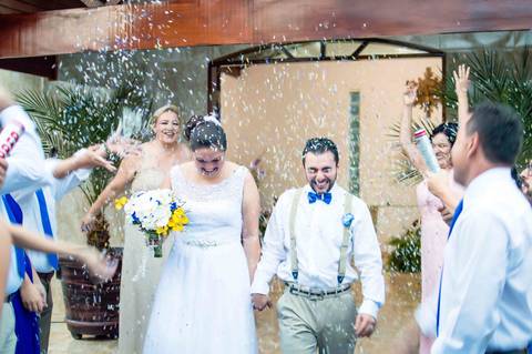 chuva de confetes na saida dos noivos na capela do sitio '