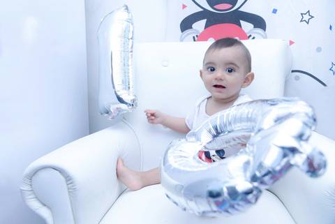 Acompanhamento de bebe na poltrona do quarto, foto do  bebe com balão numero dez. Ensaio 10 meses. Mesversário. Fotografa tatuape.  Ensaio infantil em casa ou estudio'
