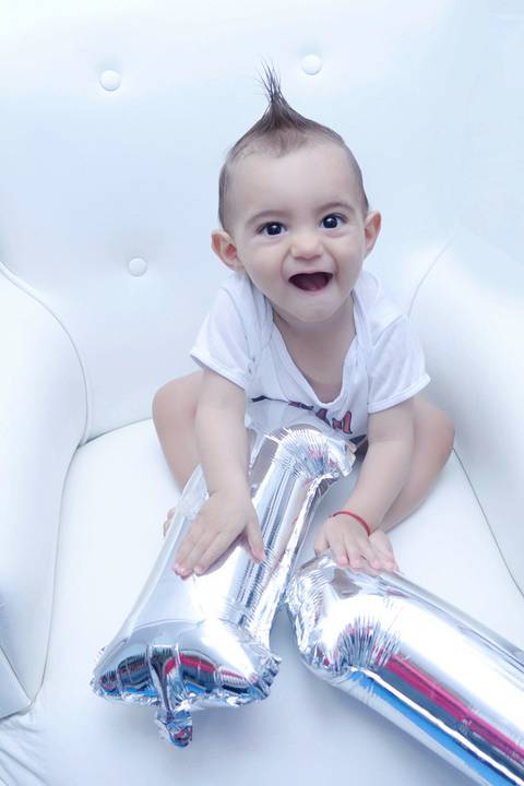 Acompanhamento de bebe na poltrona do quarto, foto do  bebe com balão numero onze. Ensaio 11 meses. Ensaio um aninho. Mesversário. Fotografa tatuape.  Ensaio infantil em casa ou estudio'