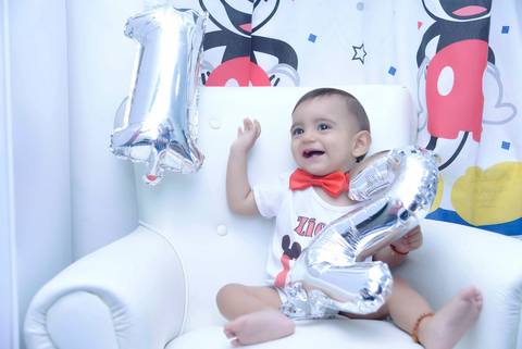 Acompanhamento de bebe na poltrona do quarto, foto do  bebe com balão numero doze. Ensaio 12 meses. Ensaio um aninho. Ensaio infantil um ano. Smash the cake. Mesversário. Fotografa tatuape.  Ensaio infantil em casa ou estudio'