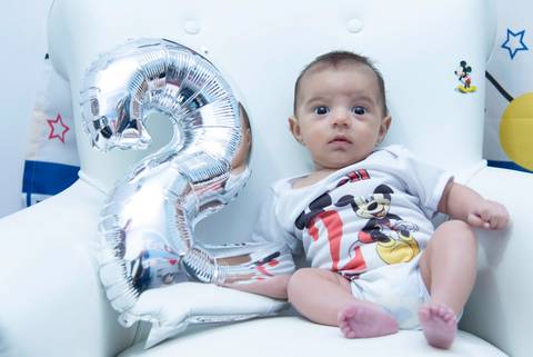 Acompanhamento de bebe, foto de dois meses de bebe com numero. Mesversário. Fotografa tatuape.  Ensaio infantil em casa ou estudio'