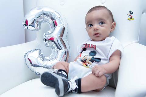 Acompanhamento mensal de bebe, foto de tres meses de bebe com numero. Mesversário. Fotografa tatuape.  Ensaio infantil em casa ou estudio'