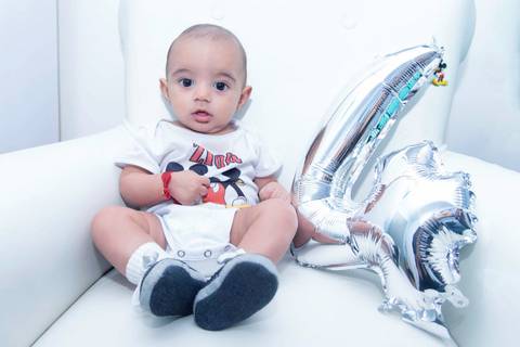 Acompanhamento de bebe na poltrona do quarto, foto de  bebe com quatro meses. Mesversário. Ensaio de 4 meses. Fotografa tatuape.  Ensaio infantil em casa ou estudio'