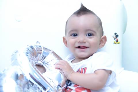 Acompanhamento de bebe na poltrona do quarto, foto do  bebe com balão numero oito. Ensaio 8 meses. Mesversário. Fotografa tatuape.  Ensaio infantil em casa ou estudio'