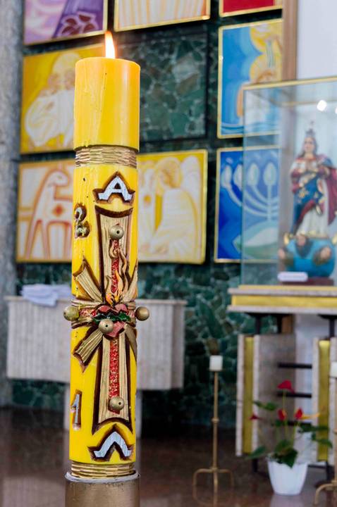 batizado em igreja catolica, fotografa de eventos tatuape. igreja da praça silvio romero, vela batismal amarela'