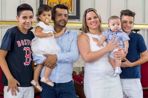 batizado em igreja catolica, fotografa de eventos tatuape. igreja da praça silvio romero, familia no altar da paroquia'