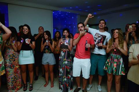 Galera animada em festa adulto, aniversario 30 anos com amigos'