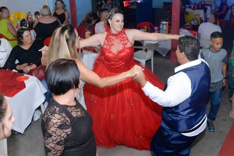 festa animada em casamento homossexual'