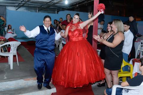 enfim casadas, noiva com vestido vermelho e noivo de azul marinho em casamento gay'