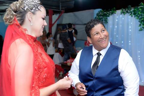 troca das alianças em casamento gay simples, noiva com vestido vermelho'