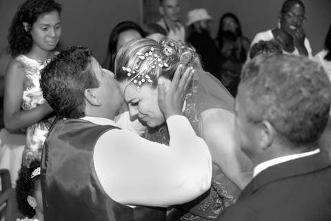 beijo dos noivos em casamento gay, fot preto e branco, beijo em sinal de respeito'