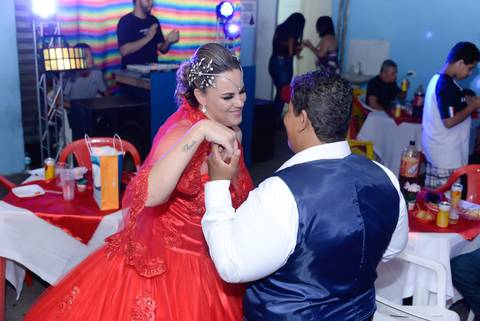 casal homossexual em festa de casamento, noiva vestida de vermelho'