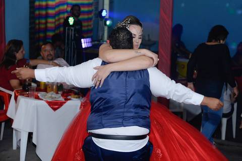 o amor entre duas pessoas do mesmo sexo, casamento gay, noiva com vestido vermelho'